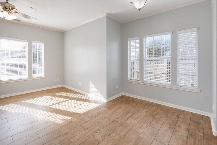 Building Photo - IMMEDIATE MOVE IN!!!  3 bedroom 3 Bathroom Duplex Next Door to Blinn!