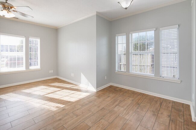 Building Photo - IMMEDIATE MOVE IN!!!  3 bedroom 3 Bathroom Duplex Next Door to Blinn!