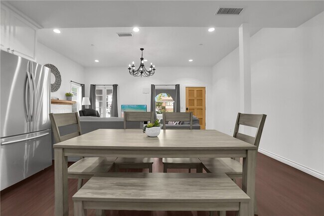 Building Photo - 2718 W Grand Ave