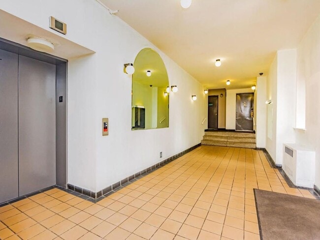 Building Photo - 581 Academy St