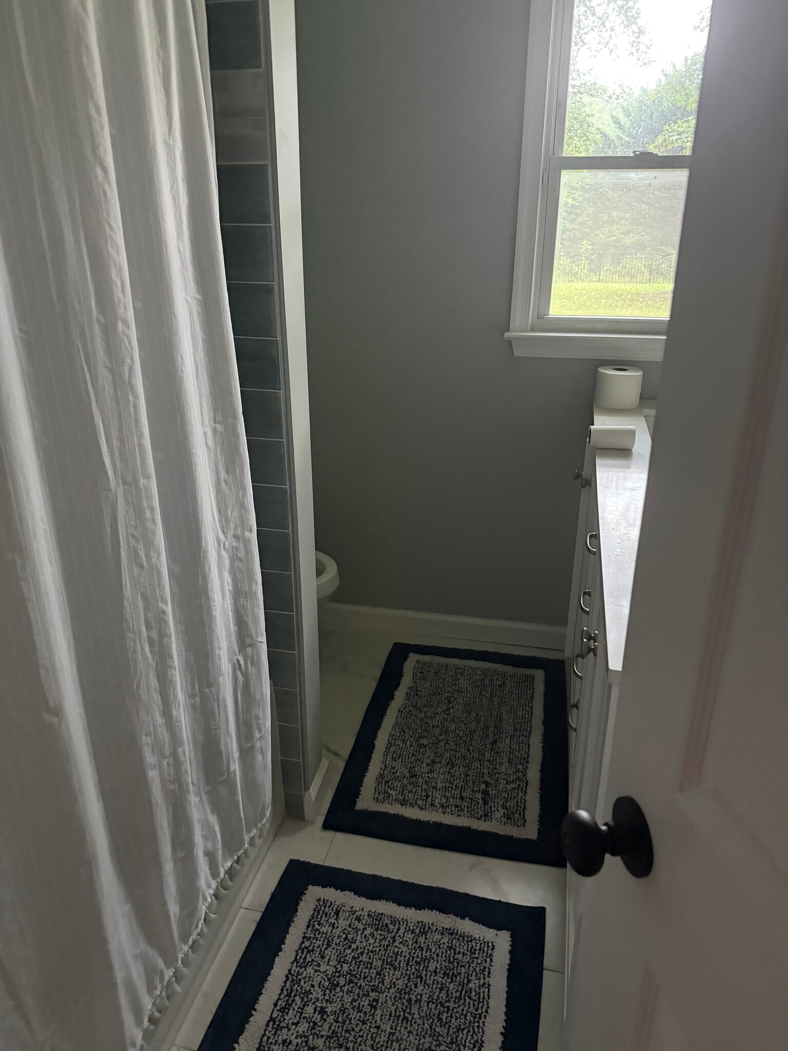 Private full bathroom - 4810 Meadowlark Dr