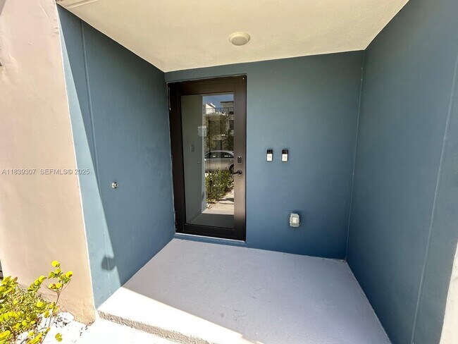 Building Photo - 14560 SW 261 St Ter