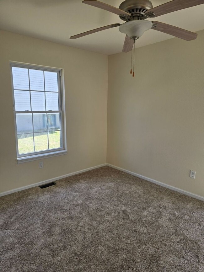 Building Photo - Beautiful Move in ready House!