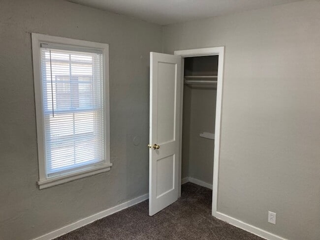 Building Photo - Great 2 Bedroom 1 Bath + 2 Non conforming bedrooms