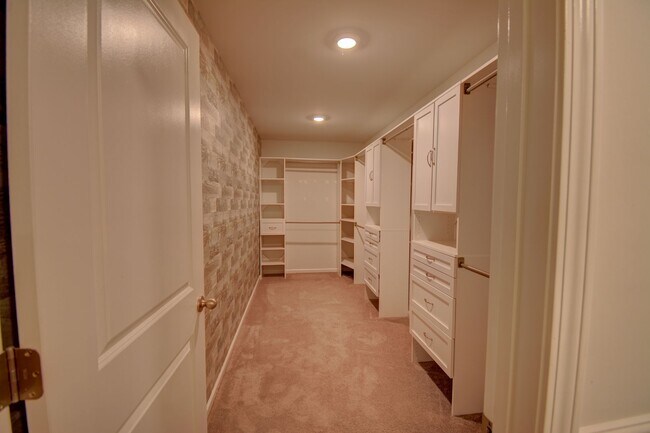 Building Photo - 13 Evian Ct