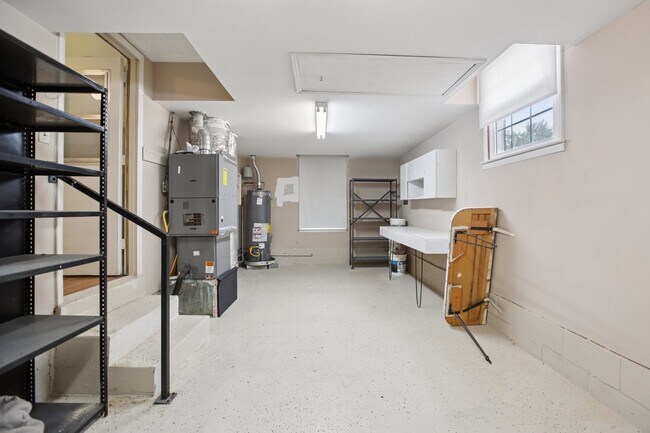 Building Photo - 8024 Regency Dr