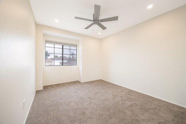 Building Photo - 2369 Ravenwood Dr