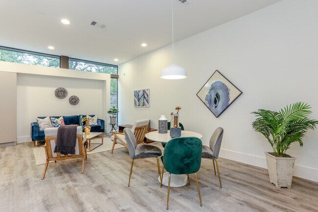 Building Photo - 3404 Saltus St