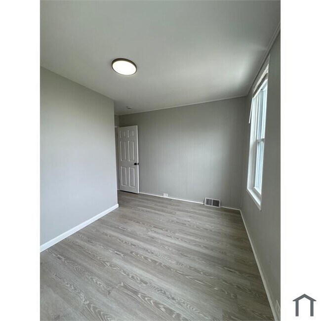 Building Photo - 3 Bedroom Rehabbed