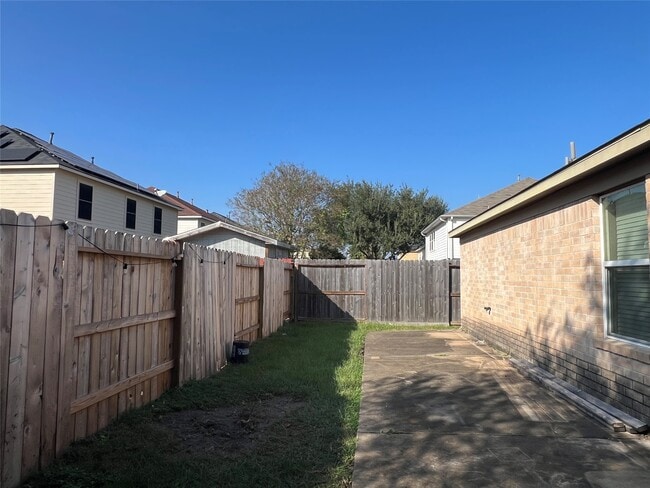 Building Photo - 3411 Apple Dale Dr