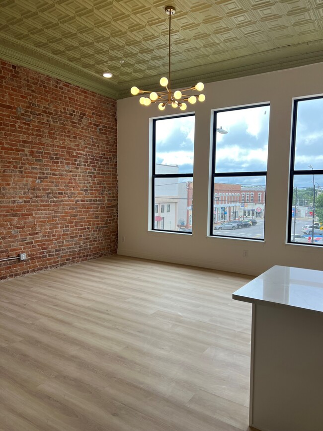 Building Photo - 113 E Broadway St