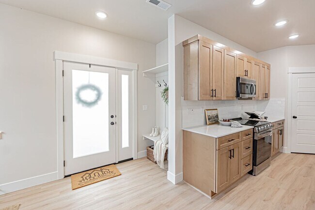 Building Photo - END UNIT - BRAND NEW TOWNHOME IN SUGAR CITY 3 BED 2.5 BATH AND 2 STALL GARAGE.