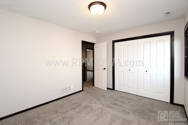 Building Photo - OVER 2000 SQ FT!!   5 Bedroom, 3.5 Bath Home in Urbandale