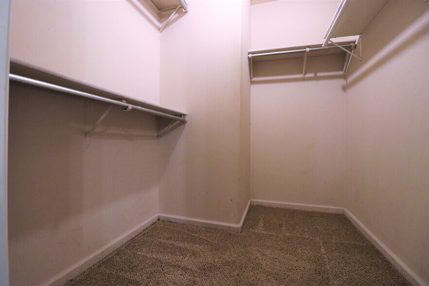 Walk in Closet - 56 Timberwood Dr