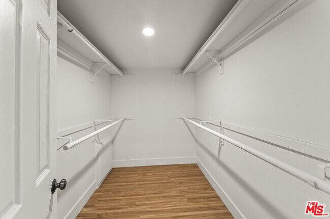 Building Photo - 4338 Redwood Ave