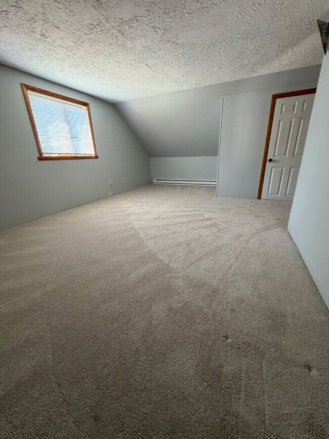 Building Photo - 2-Bedroom, 2-Bath Single-Family Home with Oversized Garage – Hudson, NH