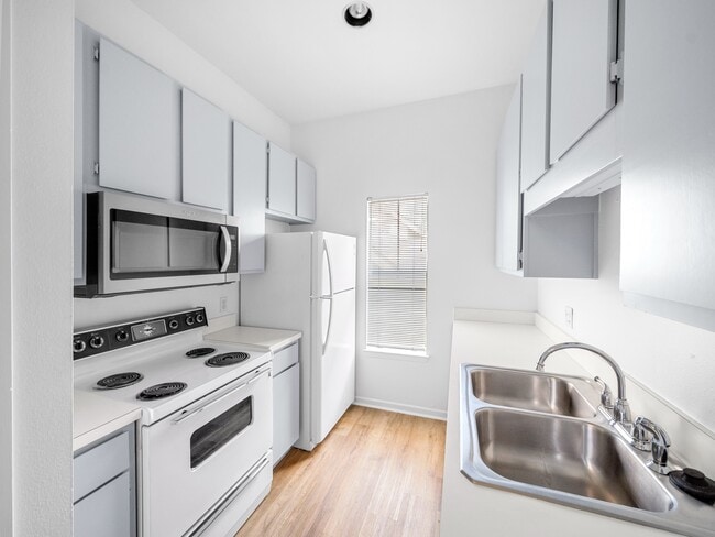 Super clean kitchen with dishwasher. Washer & dryer in closet - 712 Graham Pl