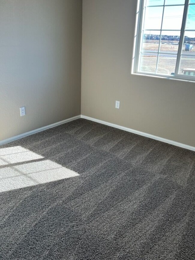 Building Photo - PRACTICALLY NEW 3 Bedroom Townhome