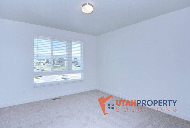 Building Photo - 962 W 500 S