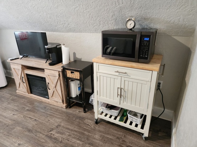 Building Photo - Furnished Studio - Utilities/Internet Incl...