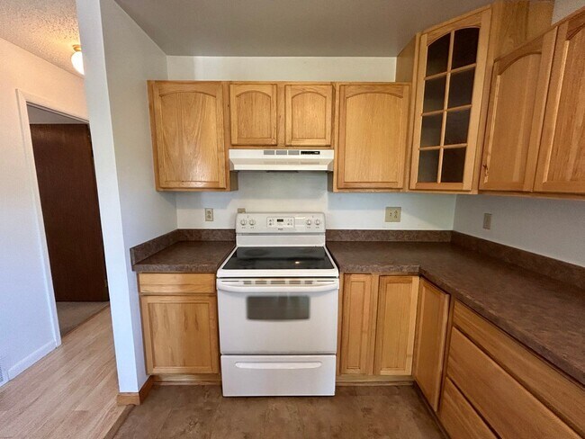 Building Photo - 5 Bed 2 Bath Home with 2 Car Attached Gara...