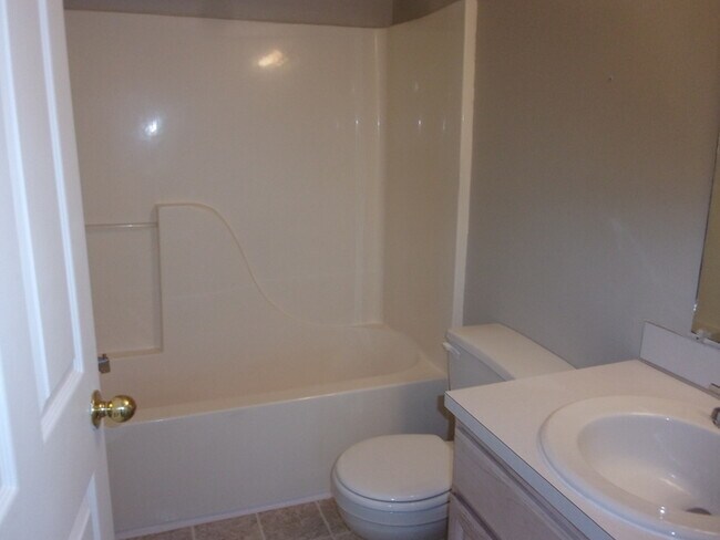 Building Photo - 2 Bedroom 2 Bath Duplex near Cherry Park