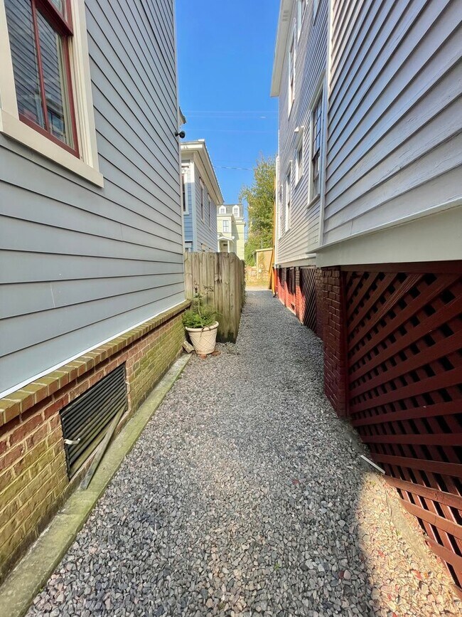 Building Photo - 1 Bedroom / 1 Bathroom Apartment – Walk to Forsyth Park