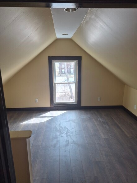 Building Photo - 9 Maple St