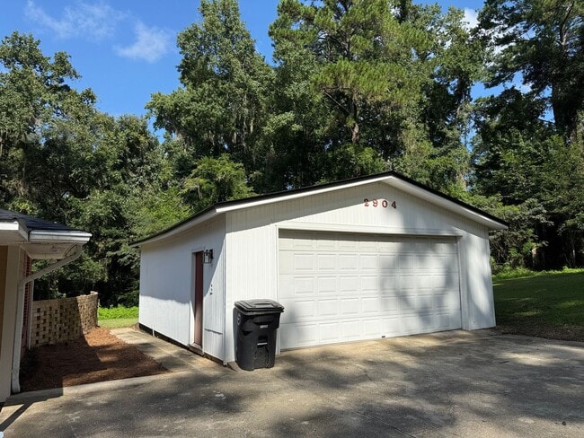 Building Photo - HOUSE WITH LARGE WORKSHOP