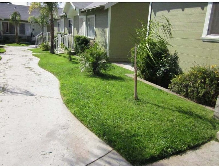 Building Photo - 2107 N Raymond Ave