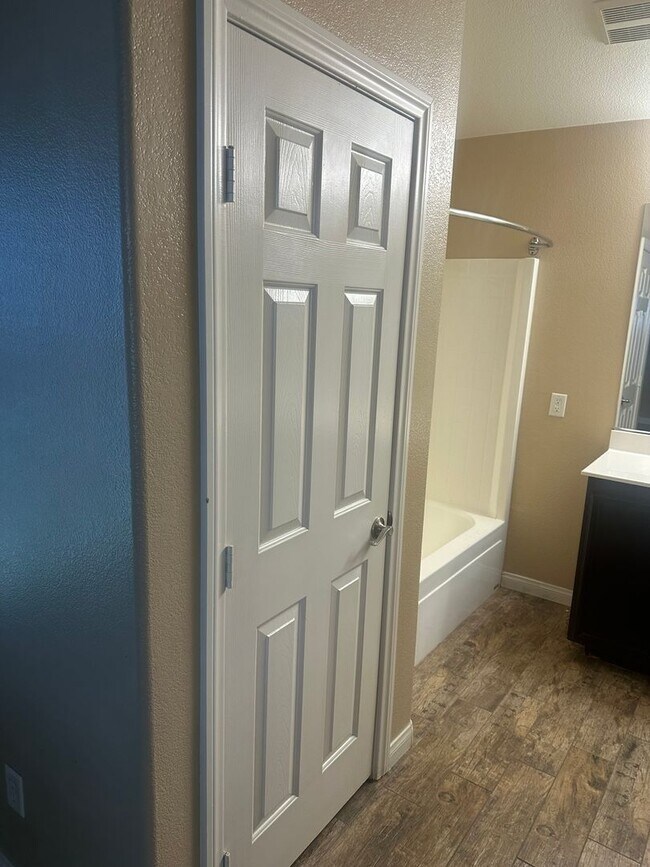 Building Photo - NW!! Single Story Home!! No Carpet!! Pot S...