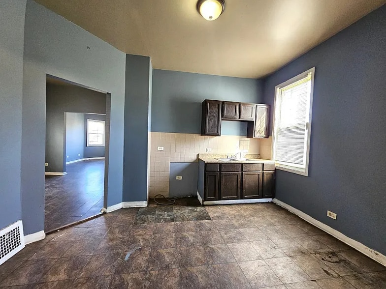 Building Photo - 12026 S Union Ave