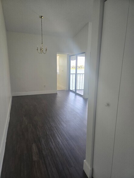 Building Photo - 1014 S Independence Dr