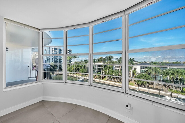 Building Photo - 3051 NE 48th St