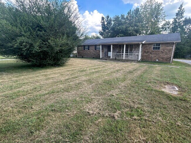 Building Photo - "Charming 3-Bed Home in Clarksville – Cozy Living with 1.5 Baths at 512 Appleton!"