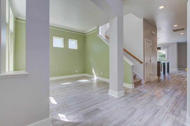 Building Photo - 2217 Daniel Island Dr