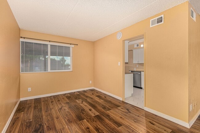 Building Photo - Spacious PHX Condo