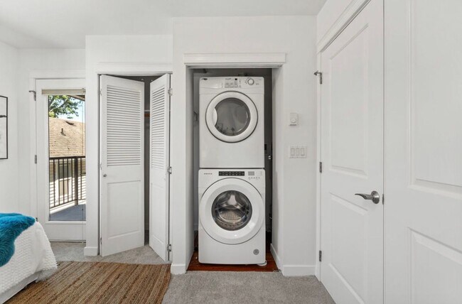 Building Photo - Top Floor 2-Bed Condo with Garage Parking