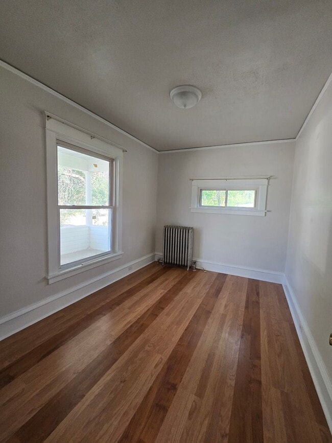 Building Photo - 2 Bed 1 Bath + Garage and Yard
