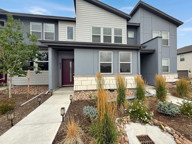 Building Photo - $0 DEPOSIT OPTION. BRIGHT AND SPACIOUS 3-B...