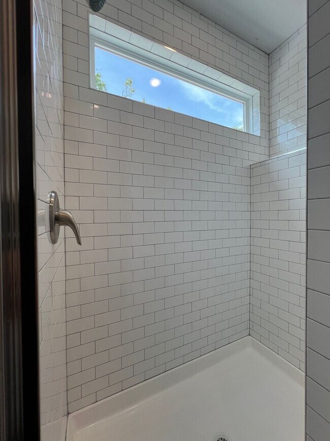 Building Photo - Nice modern 1 bed 1 bath apartment near Campus