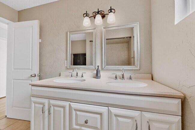 Building Photo - 4113 La Colorada Ct SE