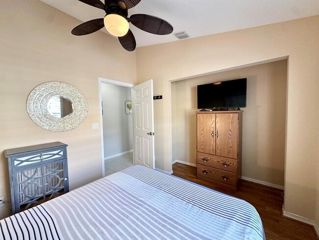 Building Photo - 6129 Heliconia Rd