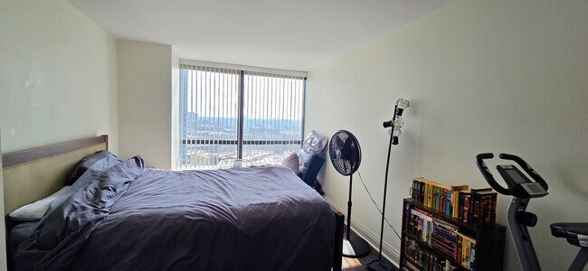 Building Photo - 5415 N Sheridan Rd