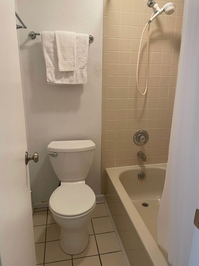 Building Photo - Charming 3b/2.5b Townhome In Louisville