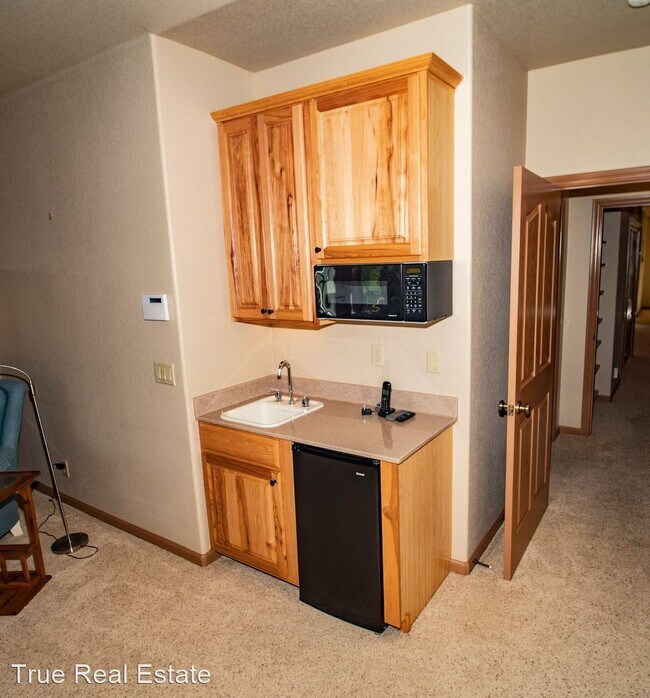 Building Photo - 4 br, 3.5 bath House - 243 E Jeffrey Pine Rd