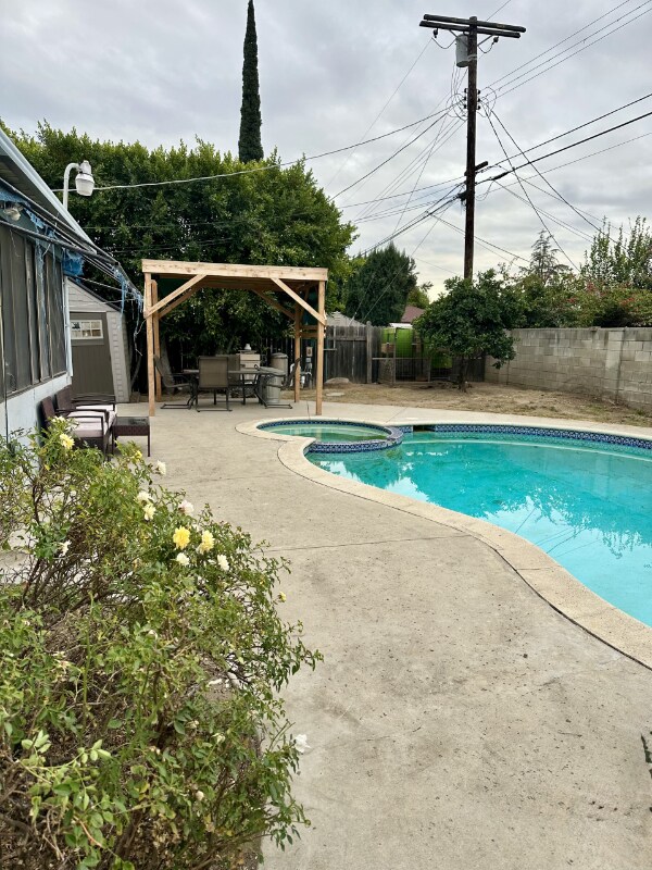 Building Photo - 8453 Hazeltine Ave