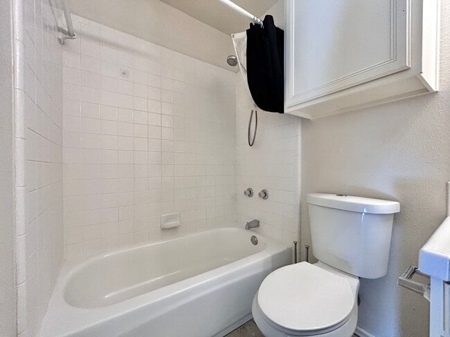 Building Photo - Bright and Comfortable 3BR/2BA Home with Garage & Backyard