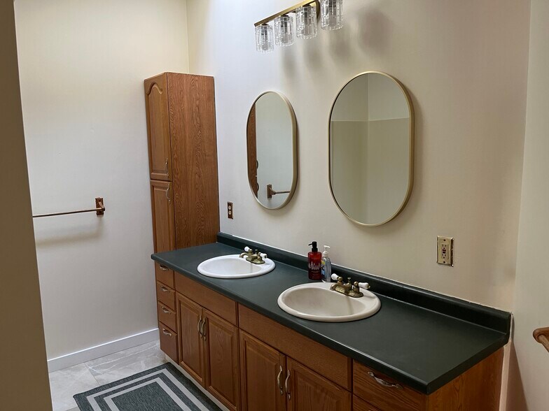 Building Photo - 6 Whitney Way