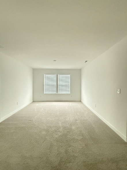 Building Photo - 2791 Linwood Ave